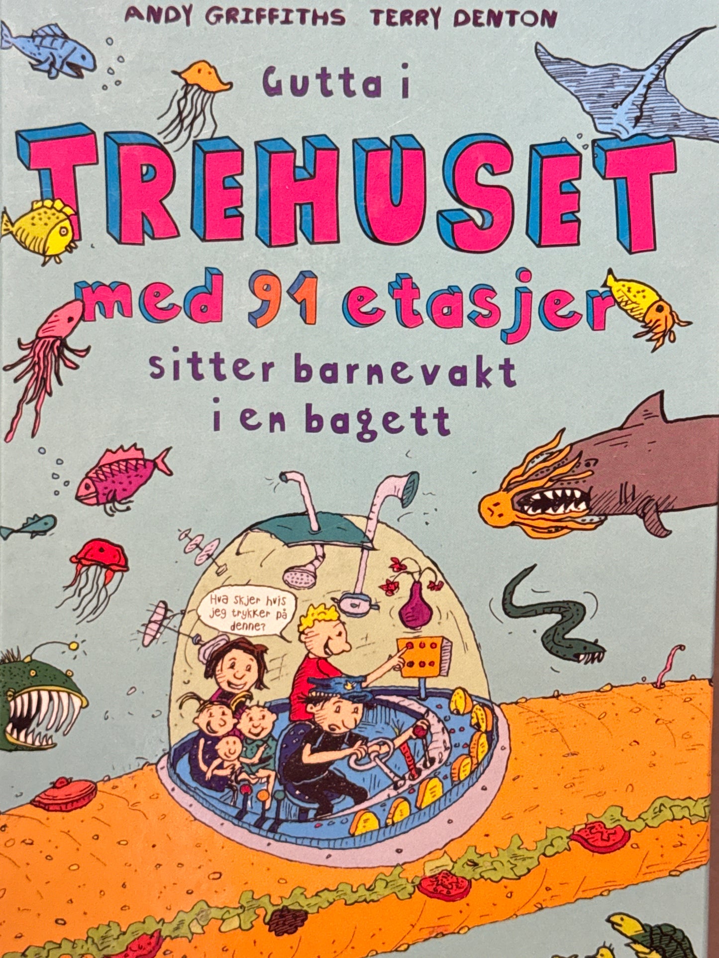 Gutta i trehuset med 91 etasjer sitter barnevakt i en bagett - Innbundet