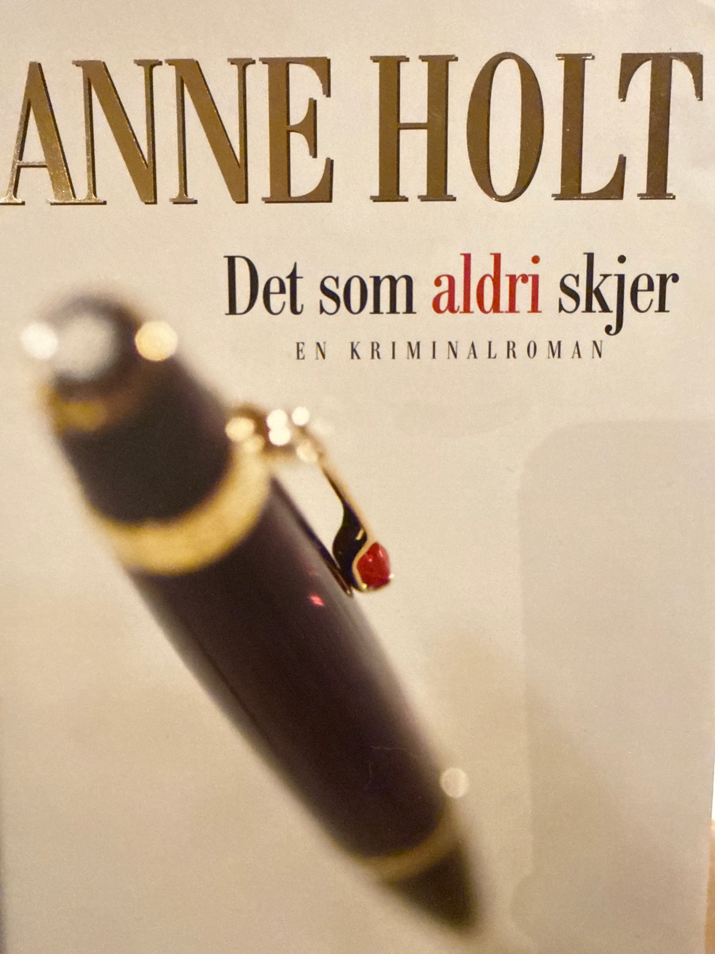 Det som aldri skjer - Innbundet