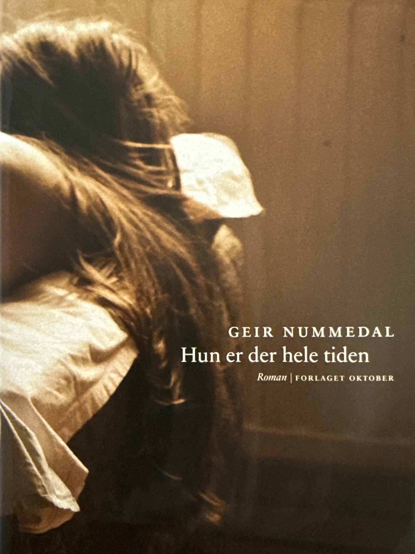 Hun er der hele tiden - Innbundet