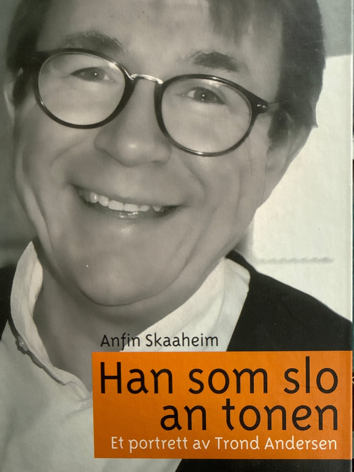 Han som slo an tonen - Innbundet