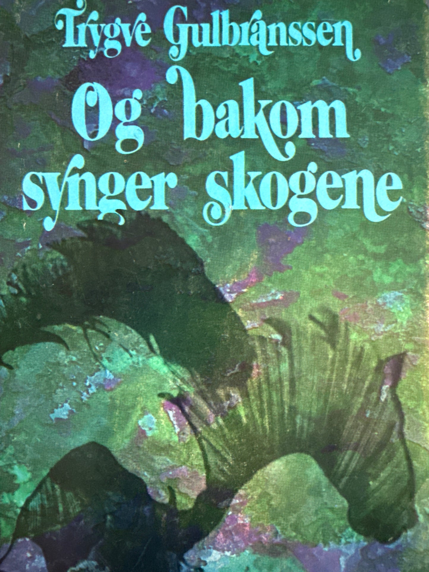 Og bakom synger skogene - Innbundet