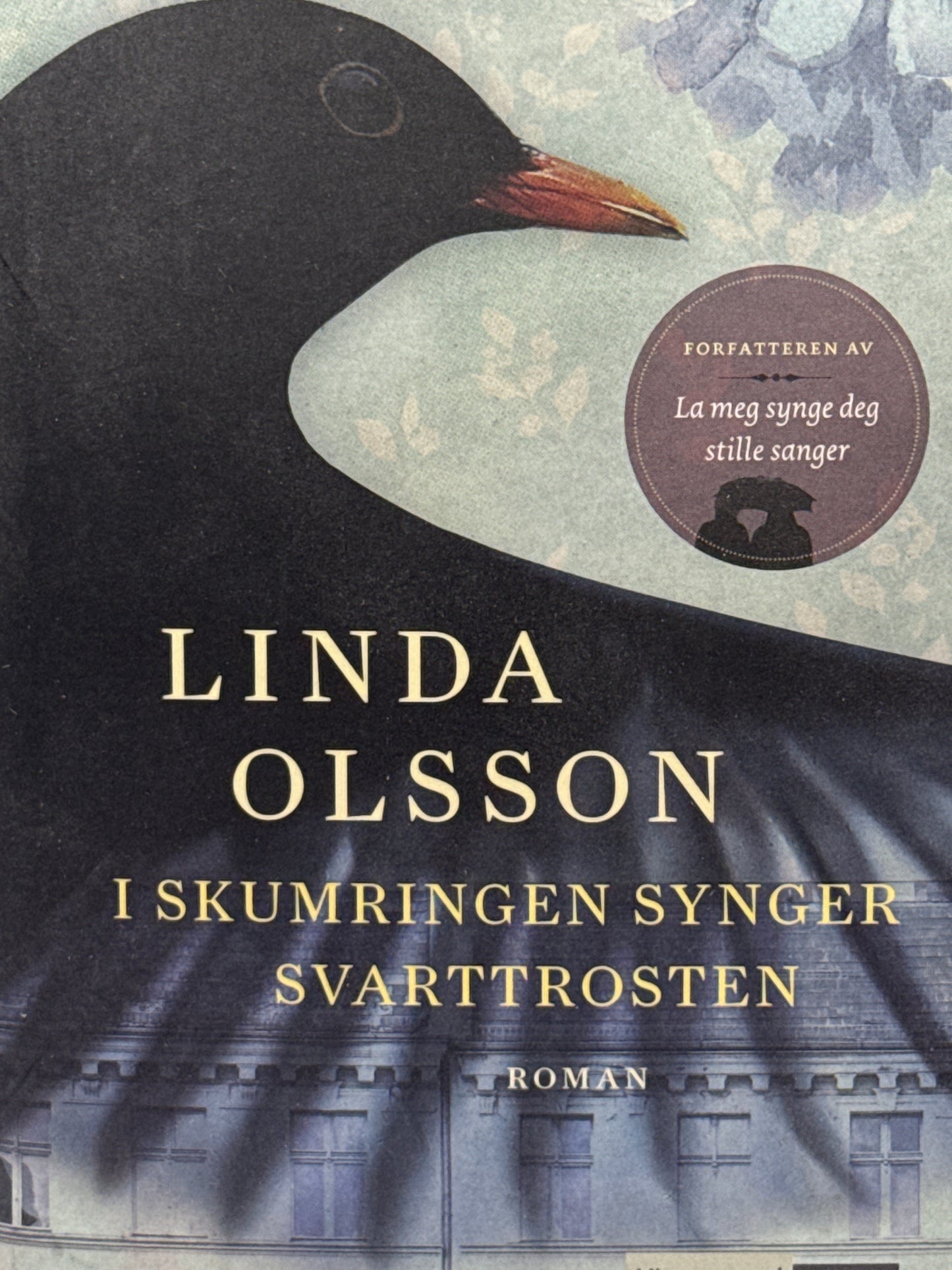I skumringen synger svarttrosten - Innbundet