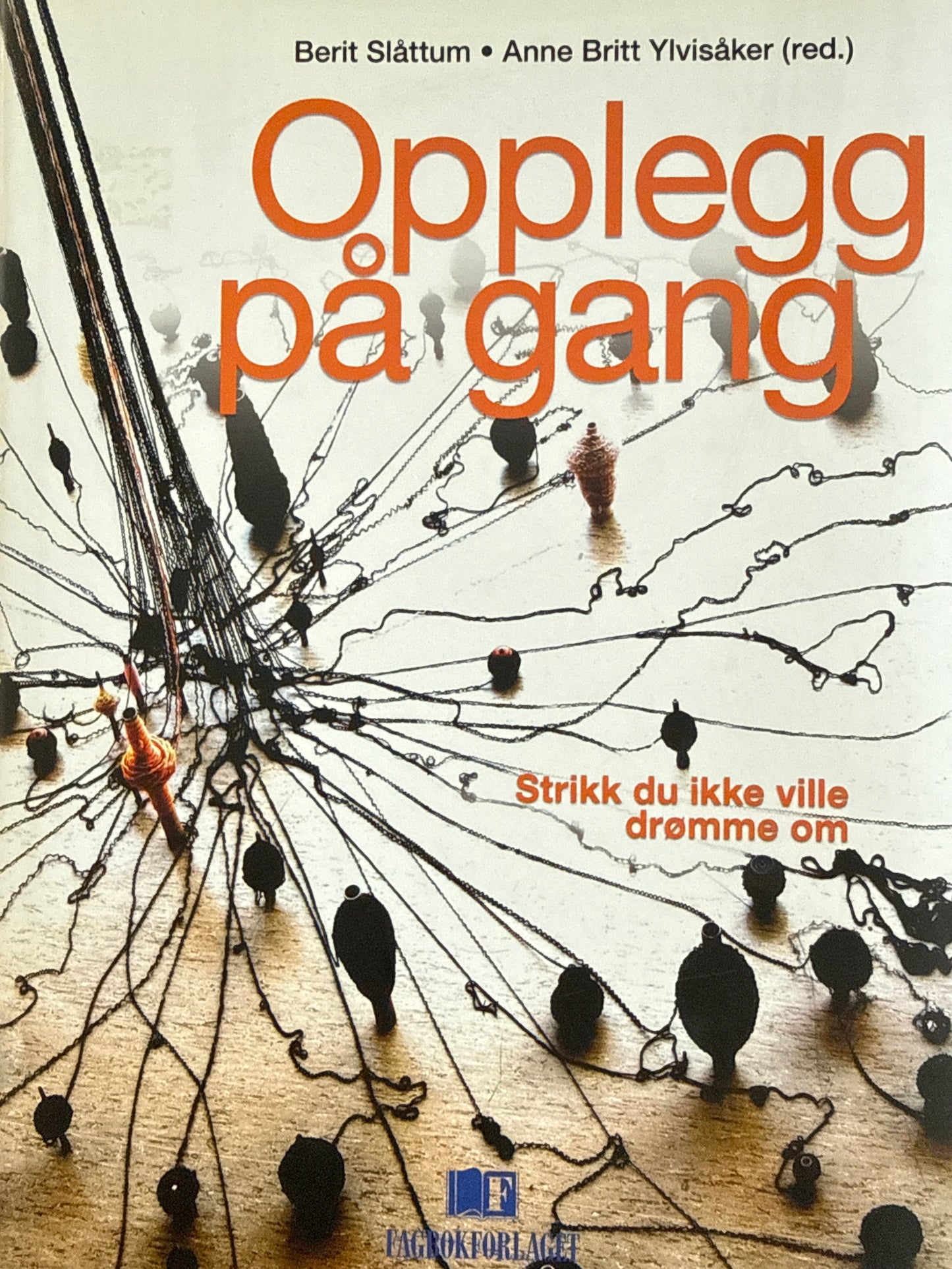 Opplegg på gang : strikk du ikke ville drømme om - Innbundet