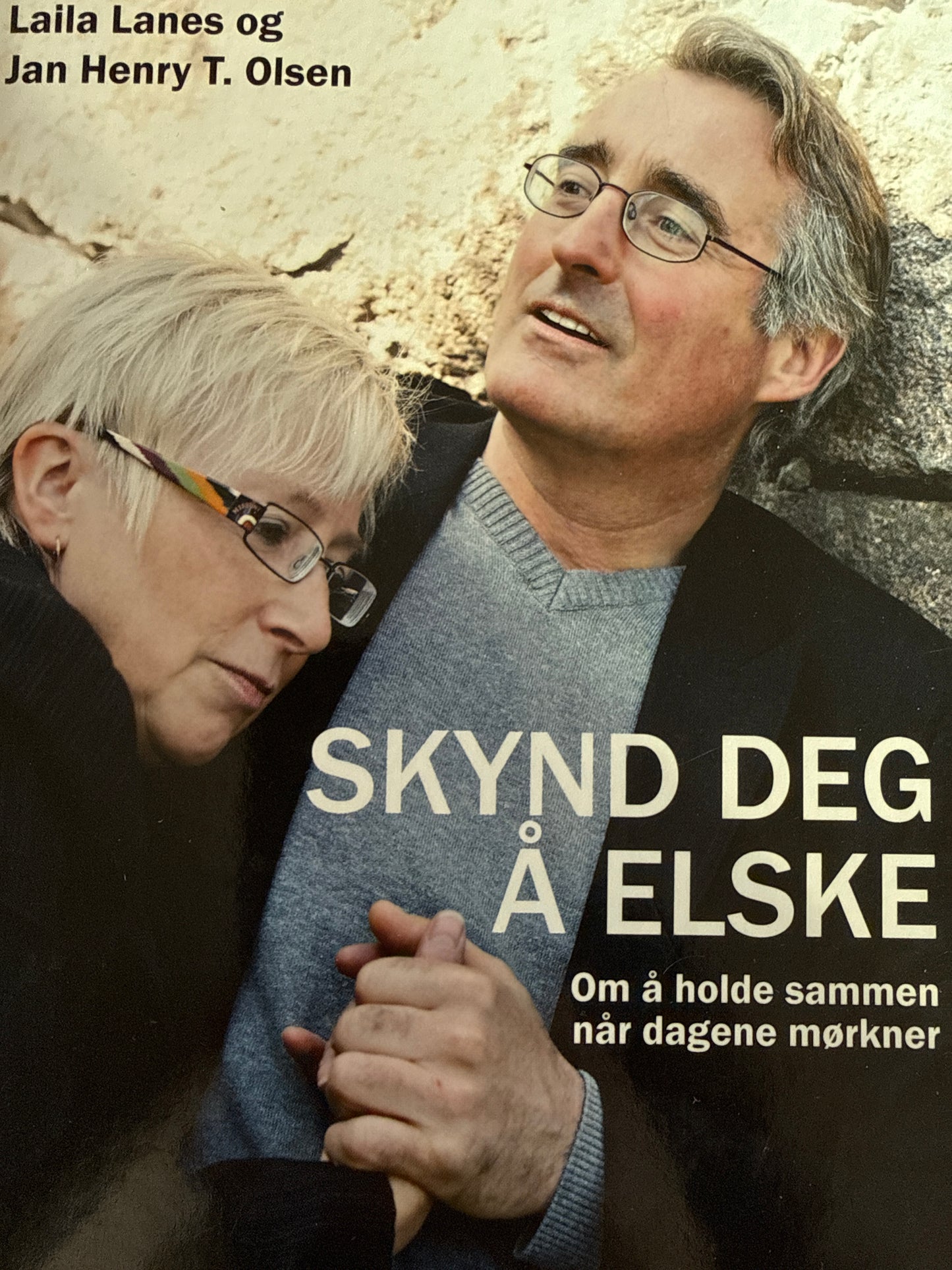 Skynd deg å elske - om å holde sammen når dagene mørkner - Innbundet