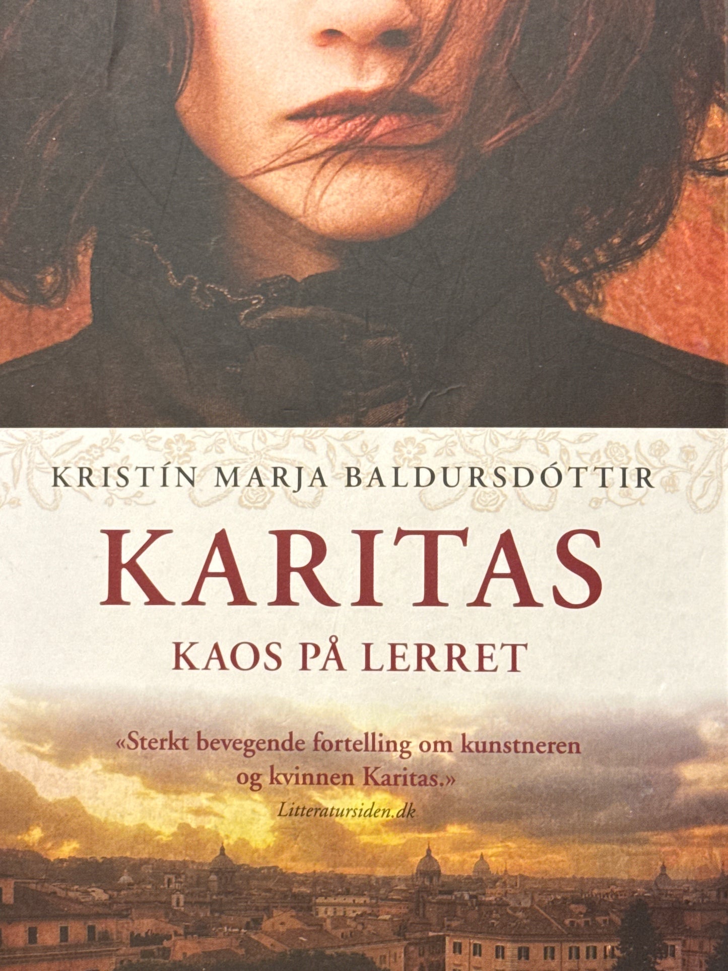 Karitas ; kaos på lerret - Pocket