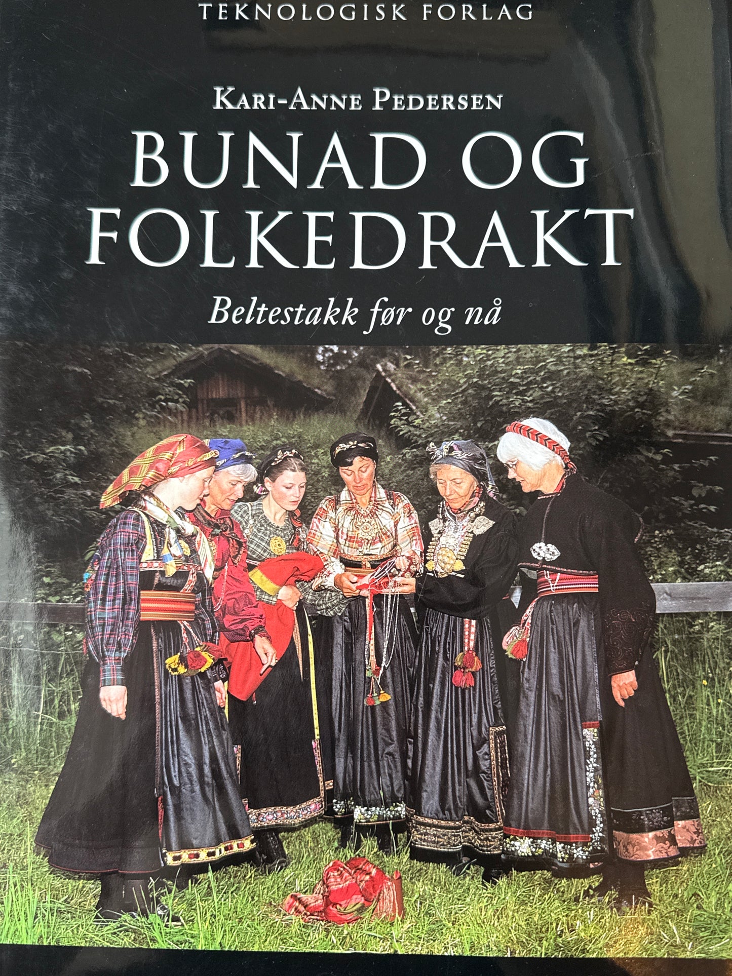 Bunad og folkedrakt - Innbundet