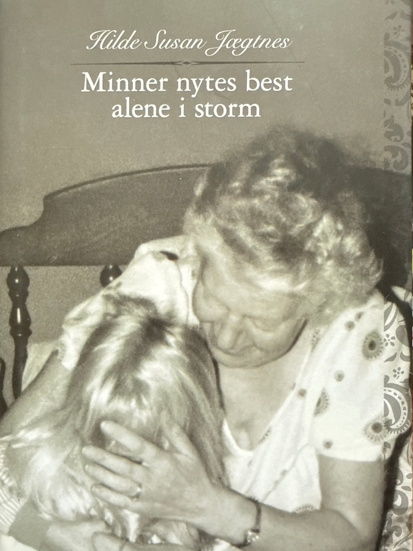 Minner nytes best alene i storm - Innbundet