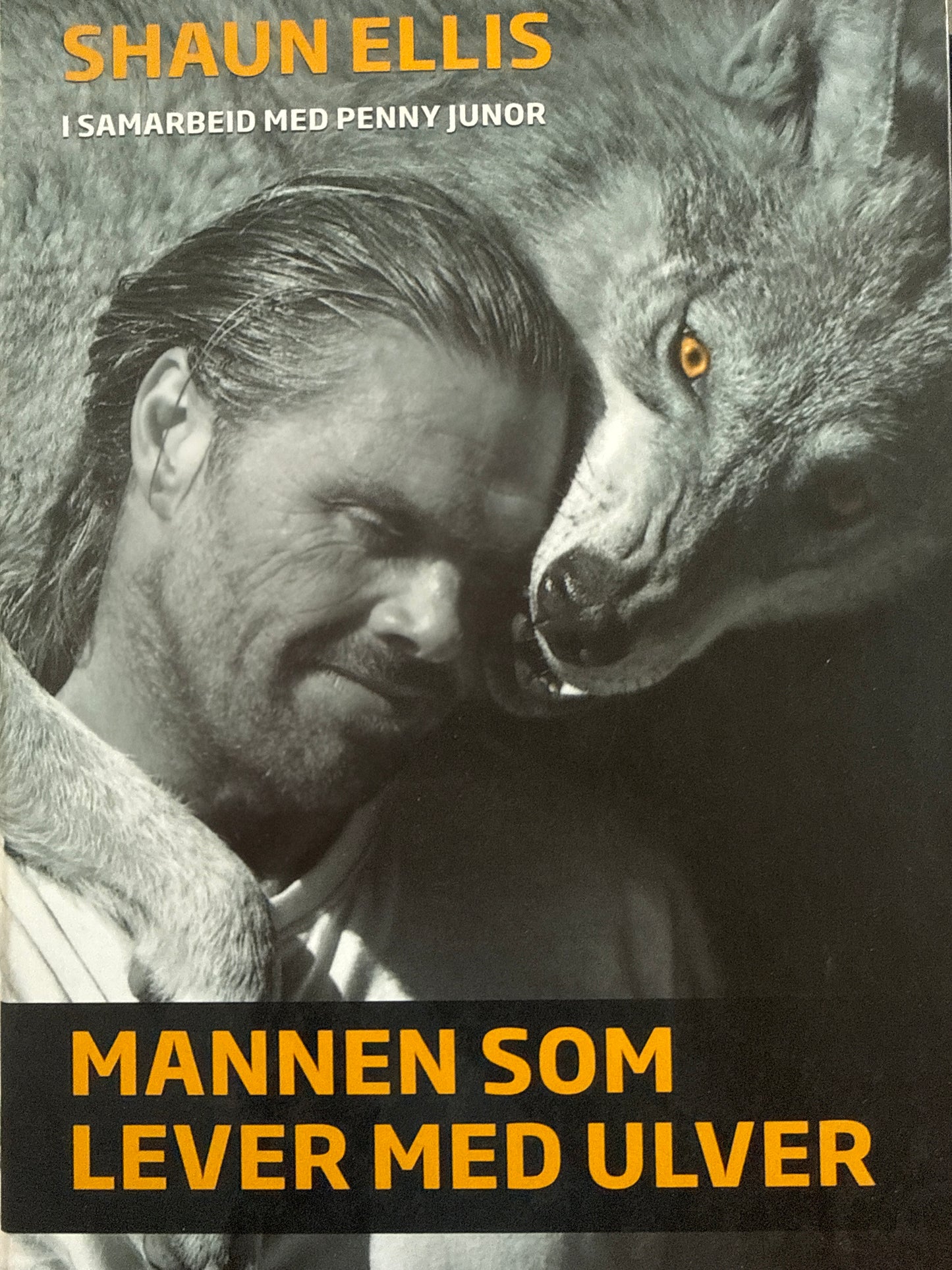 Mannen som lever med ulver - Innbundet