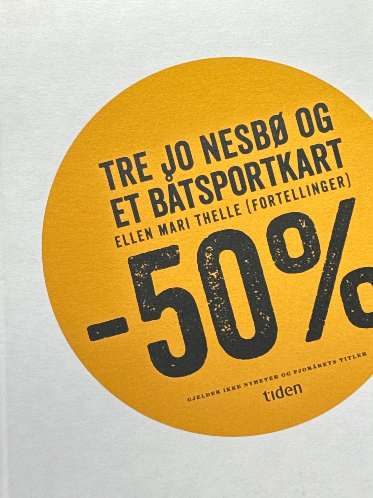 Forside av Tre Jo Nesbø og et båtsportkart av Ellen Mari Thelle