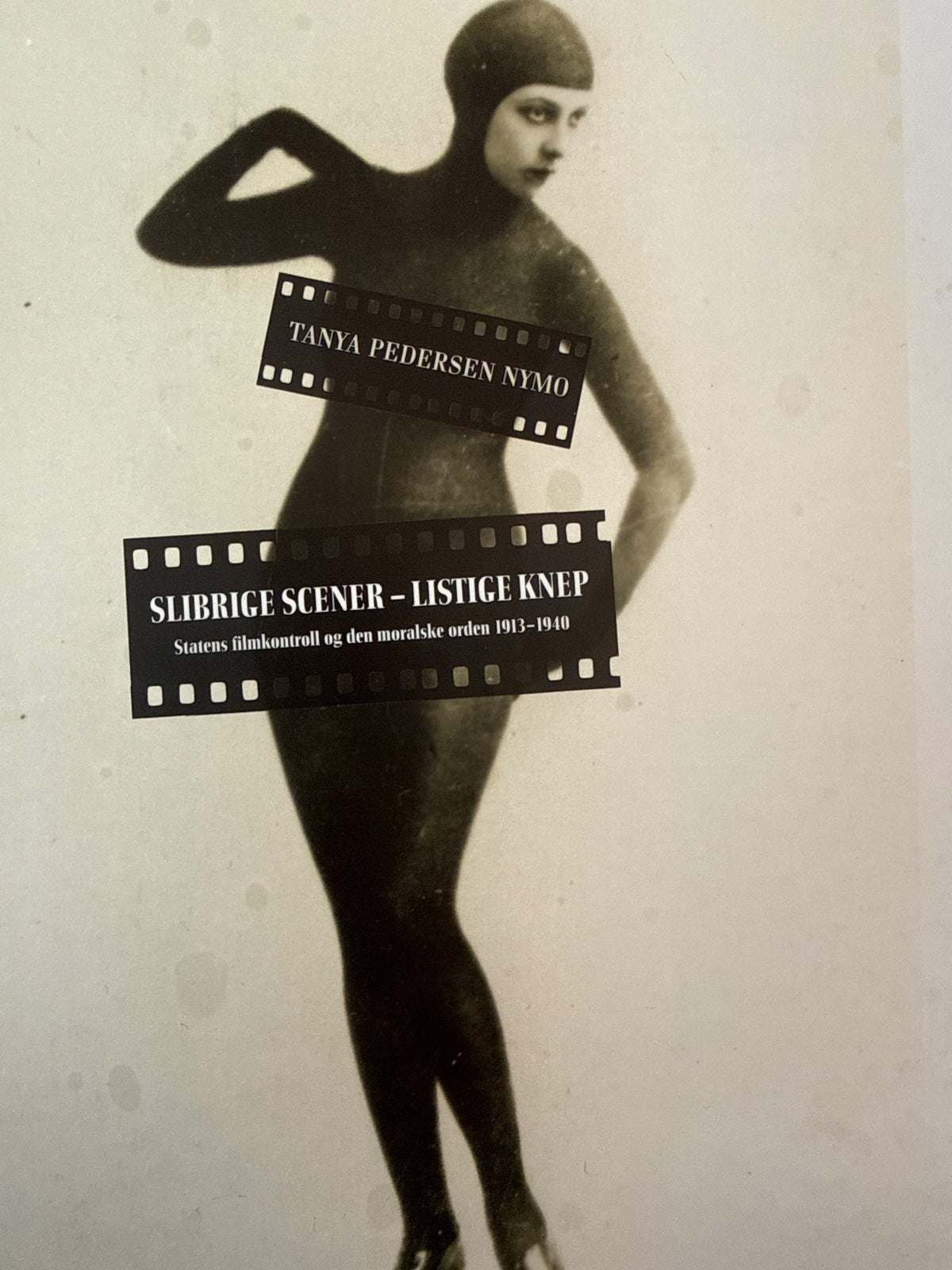 Forside av Slibrige scener – listige knep av Tanya Pedersen Nymo