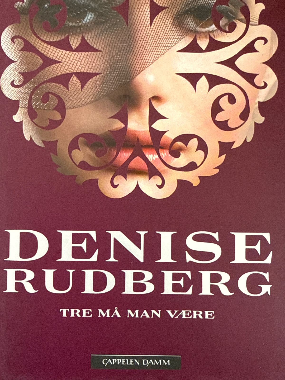 Forside av Tre må man være av Denise Rudberg