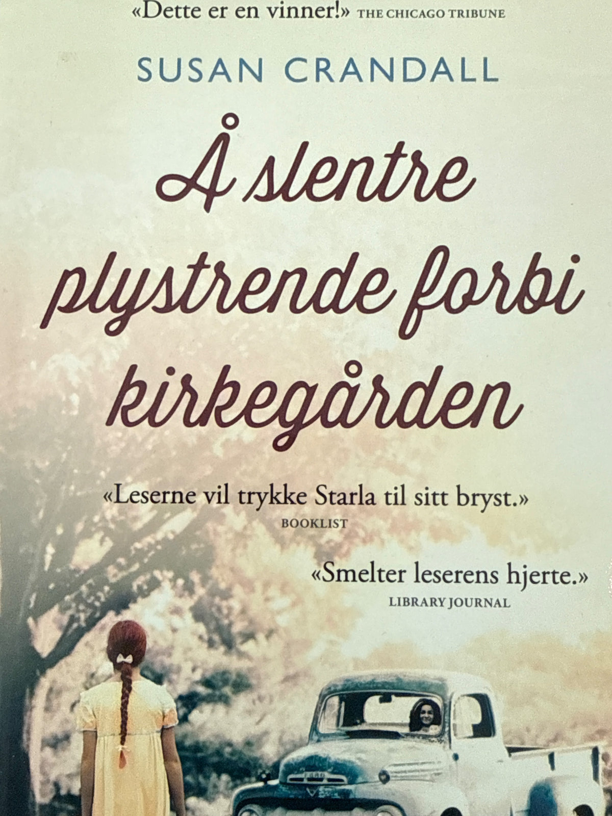 Forside av Å slentre plystrende forbi kirkegården av Susan Crandall