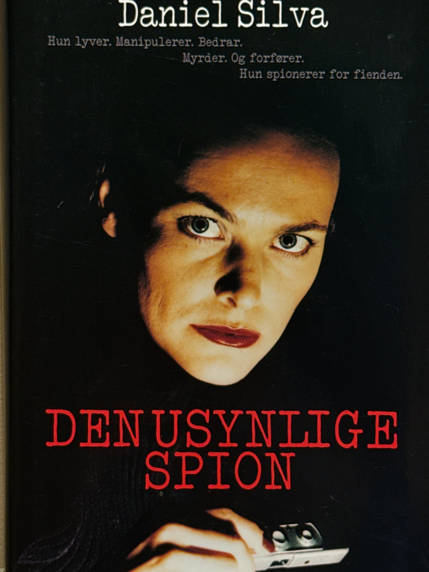 Den usynlige spion - Innbundet