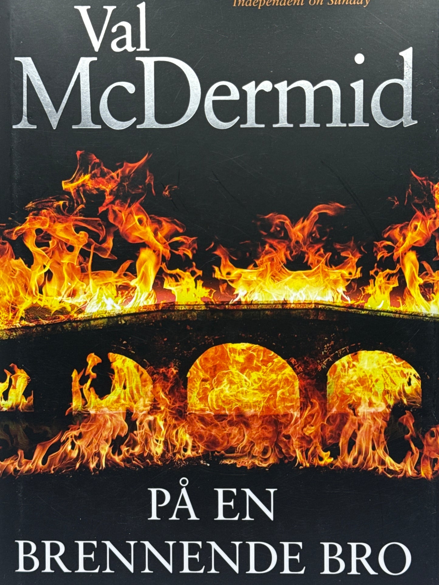 På en brennende bro - Innbundet