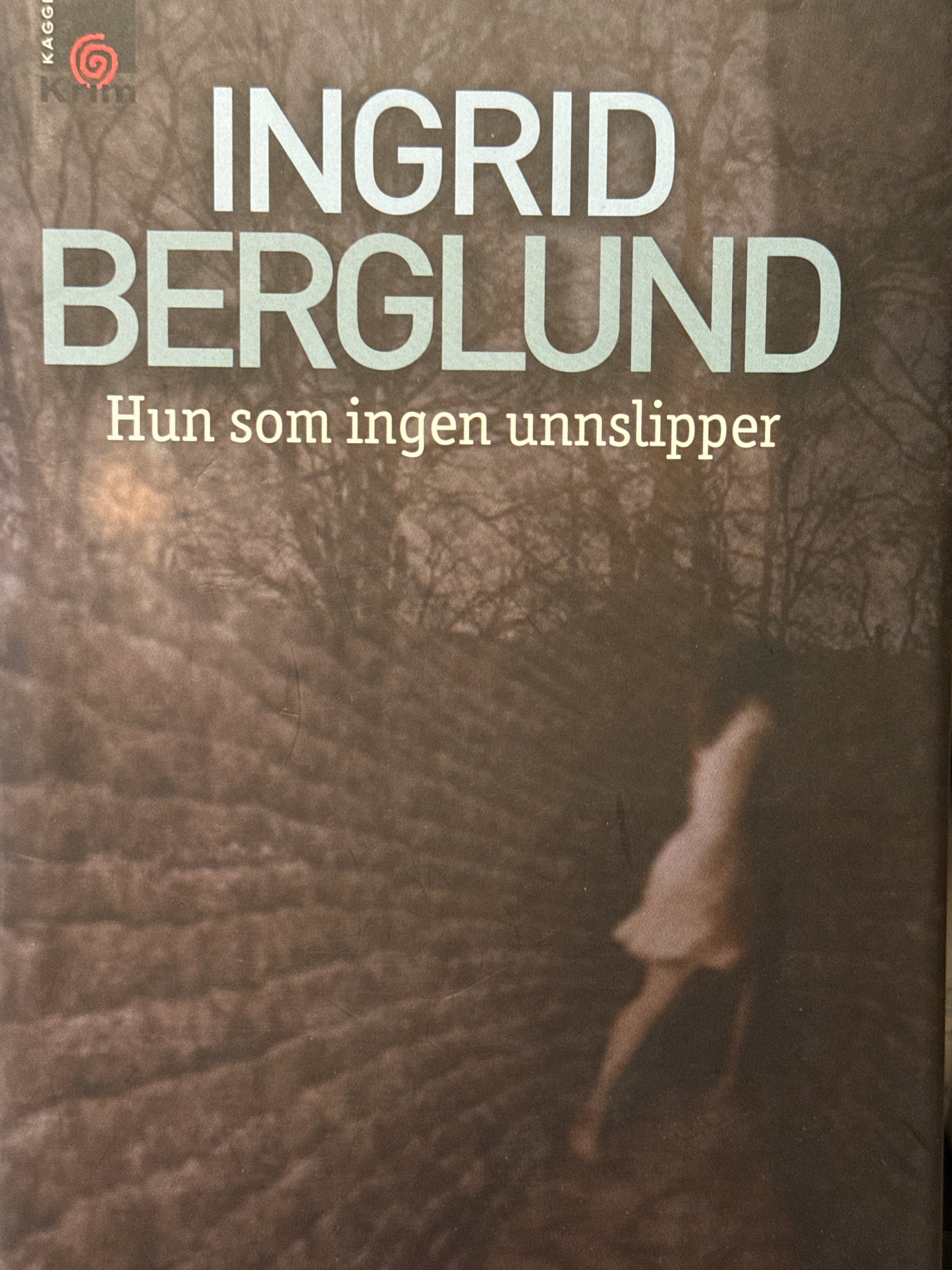 Hun som ingen unnslipper - Innbundet