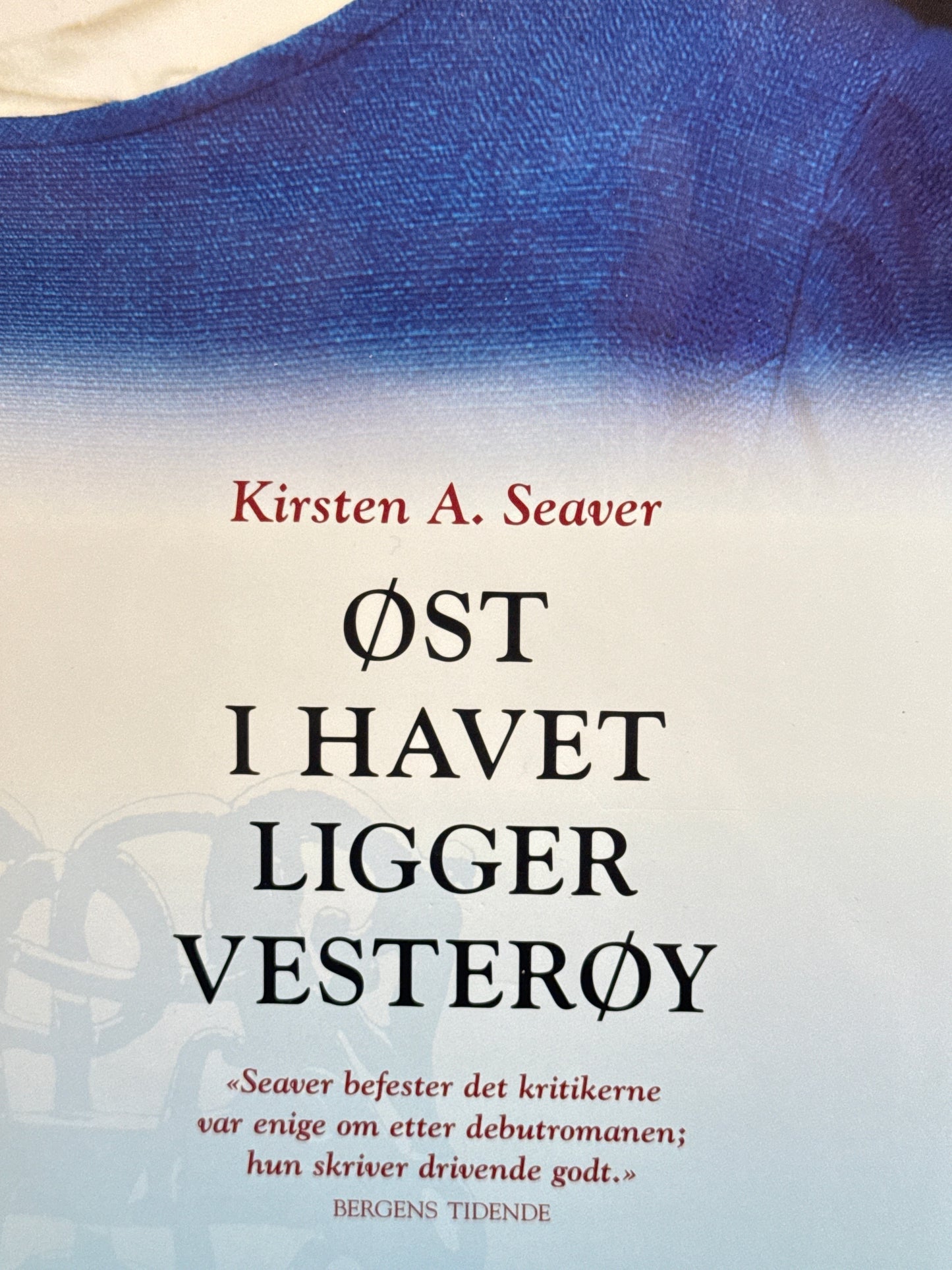 Øst i havet ligger Vesterøy - Innbundet