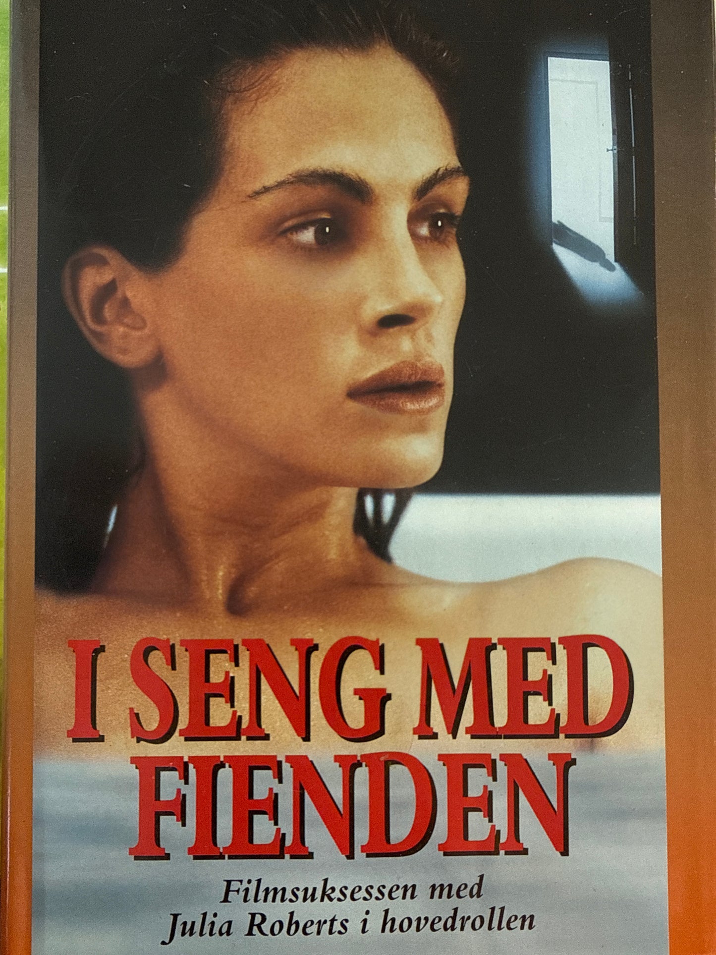 I seng med fienden - Innbundet