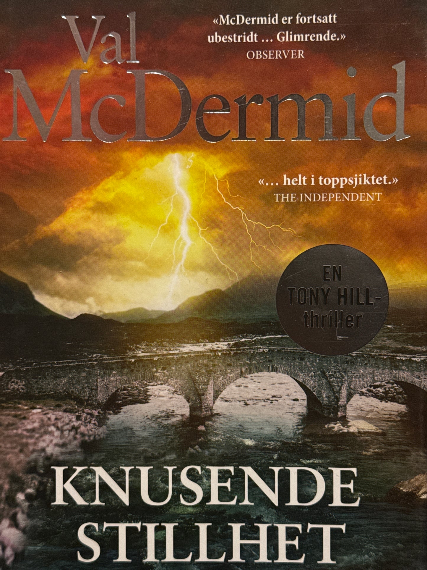 Knusende stillhet - Innbundet