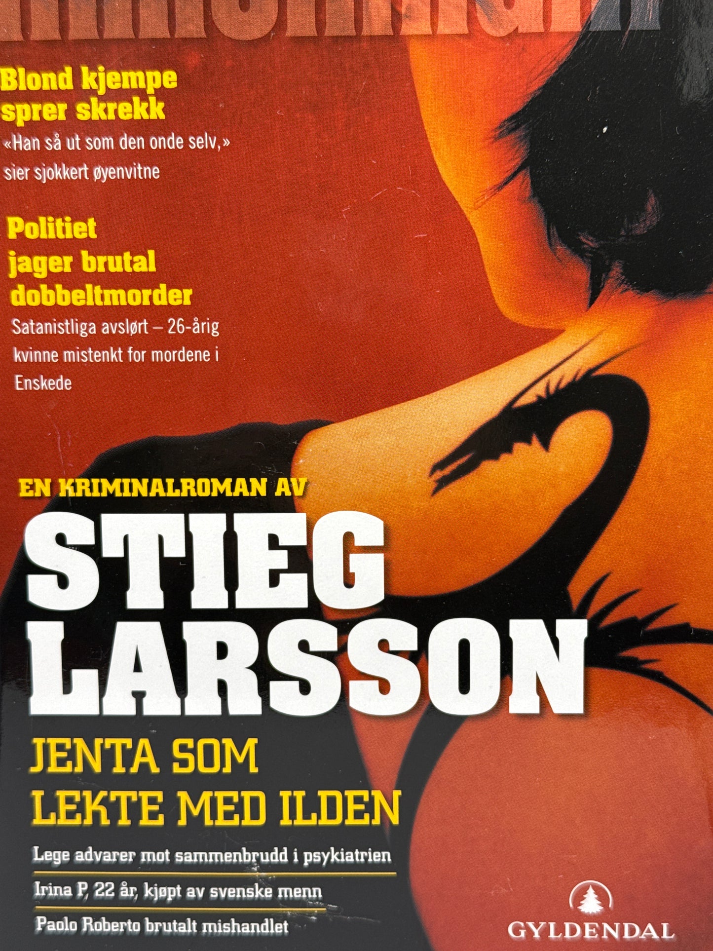 Jenta som lekte med ilden - Innbundet