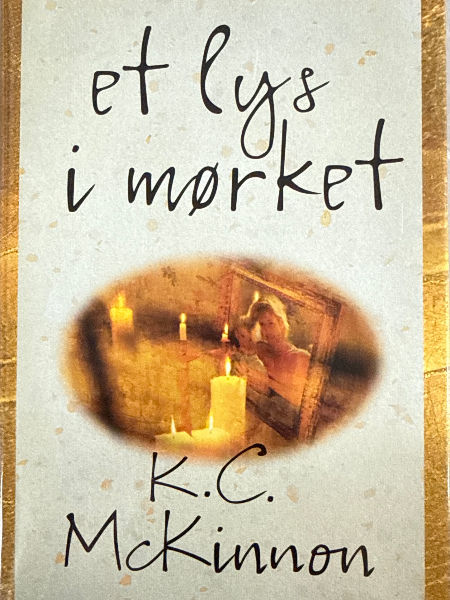 Et lys i mørket - Innbundet