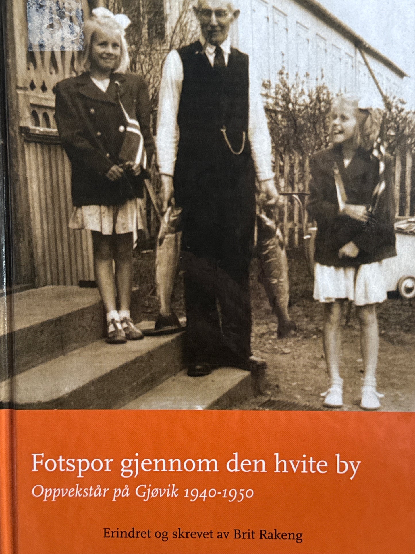 Fotspor gjennom den hvite by - oppvekstår på Gjøvik 1940-1950 - Innbundet