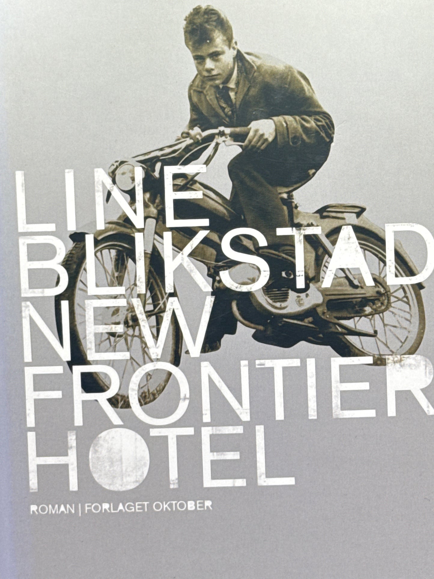 New Frontier Hotel - Innbundet