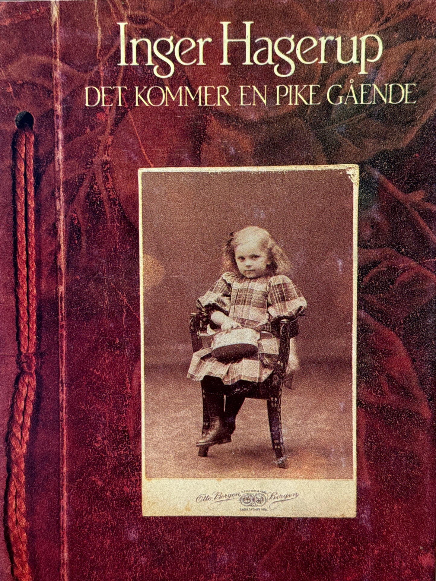Det kommer en pike gående - Innbundet