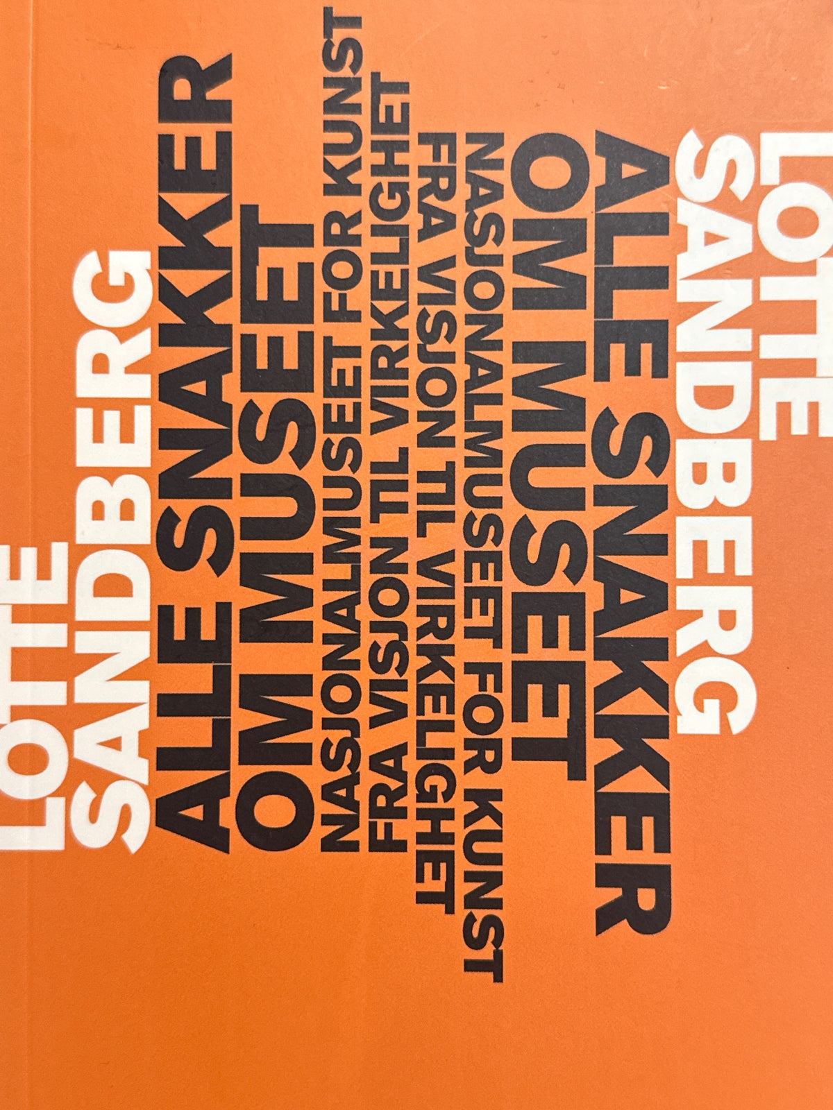 Forside av Alle snakker om museet av Lotte Sandberg 