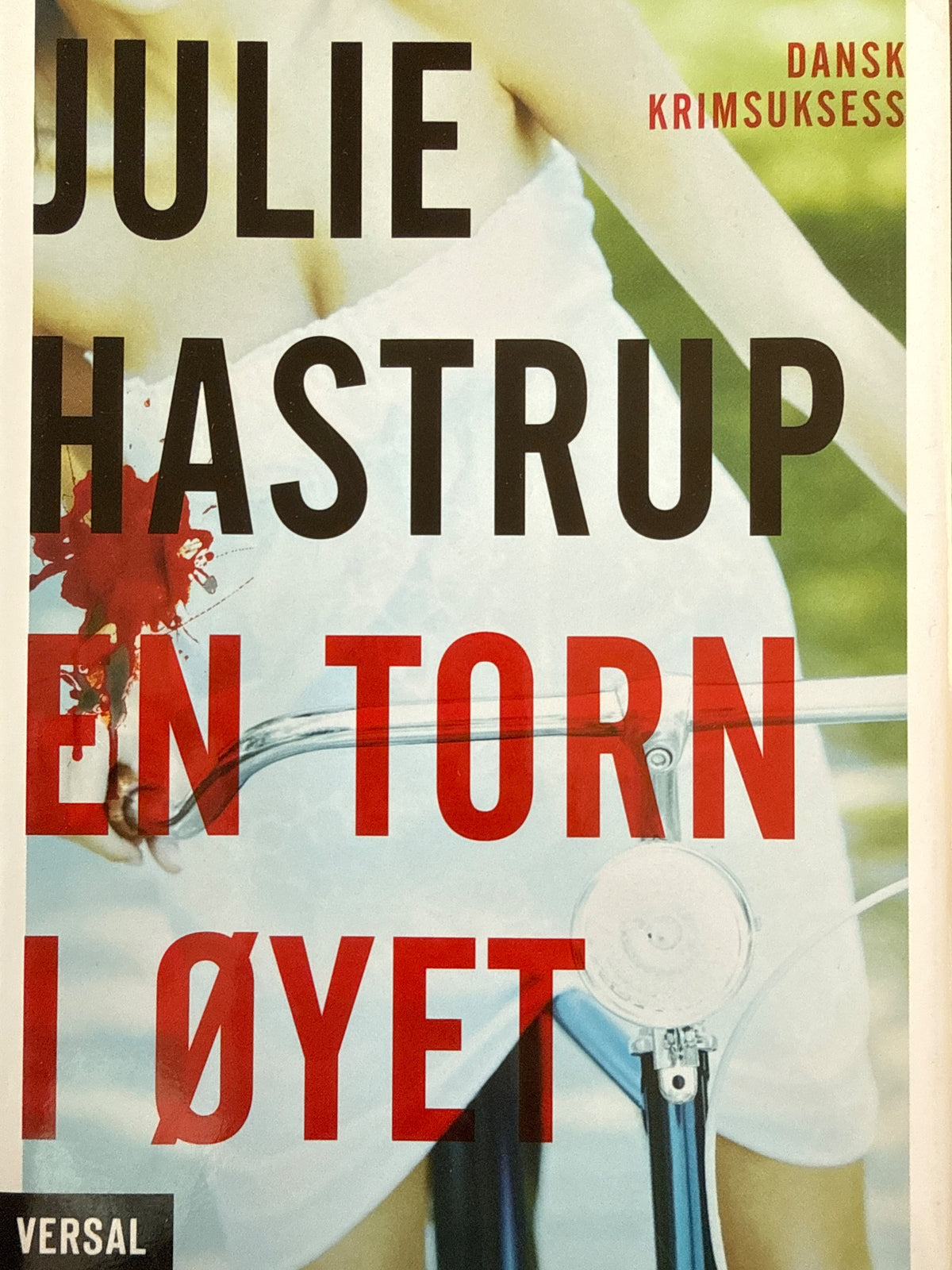 Forside av En torn i øyet av Julie Hastrup 