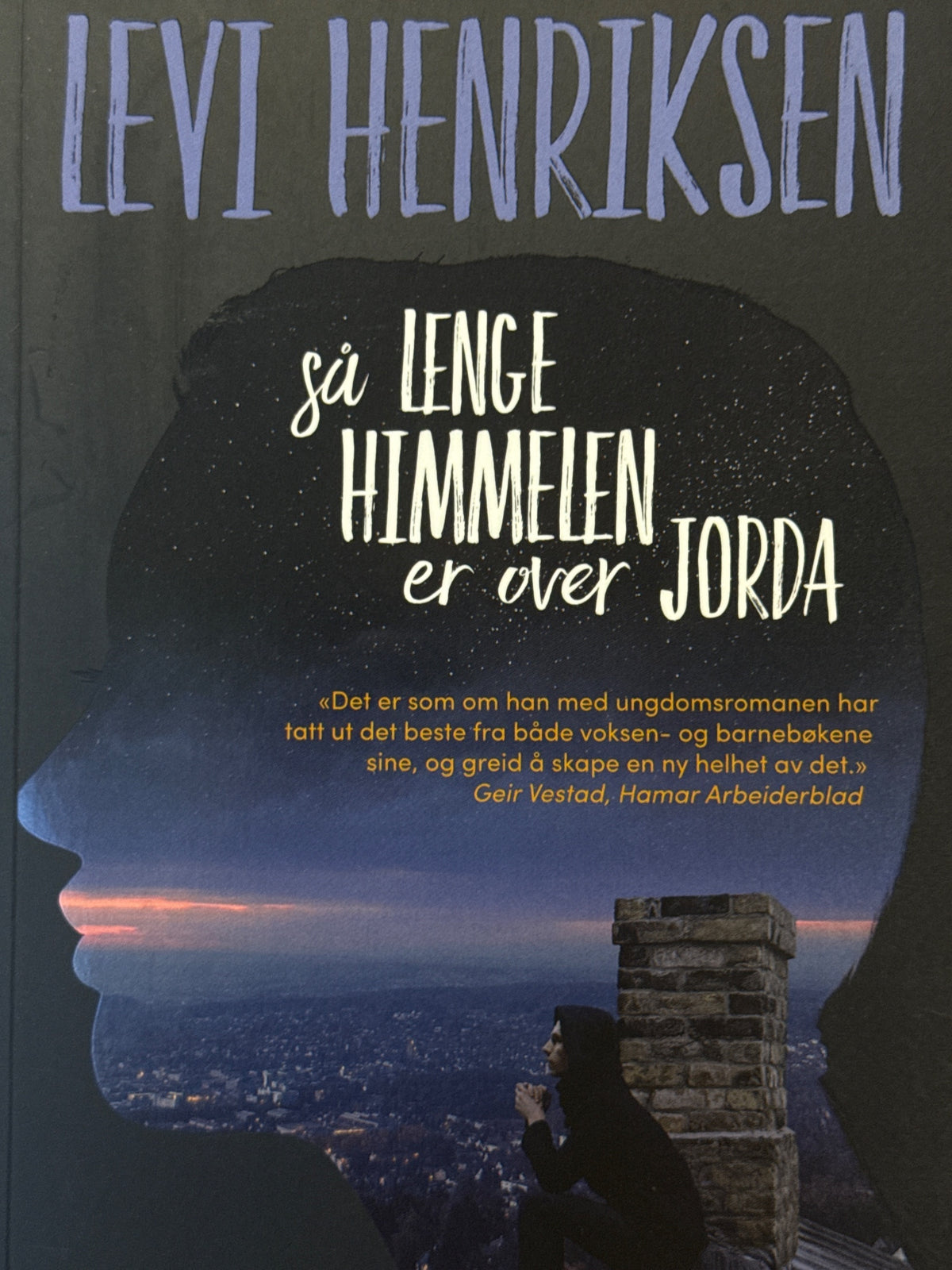 Forside av Så lenge himmelen er over jorda av Levi Henriksen 