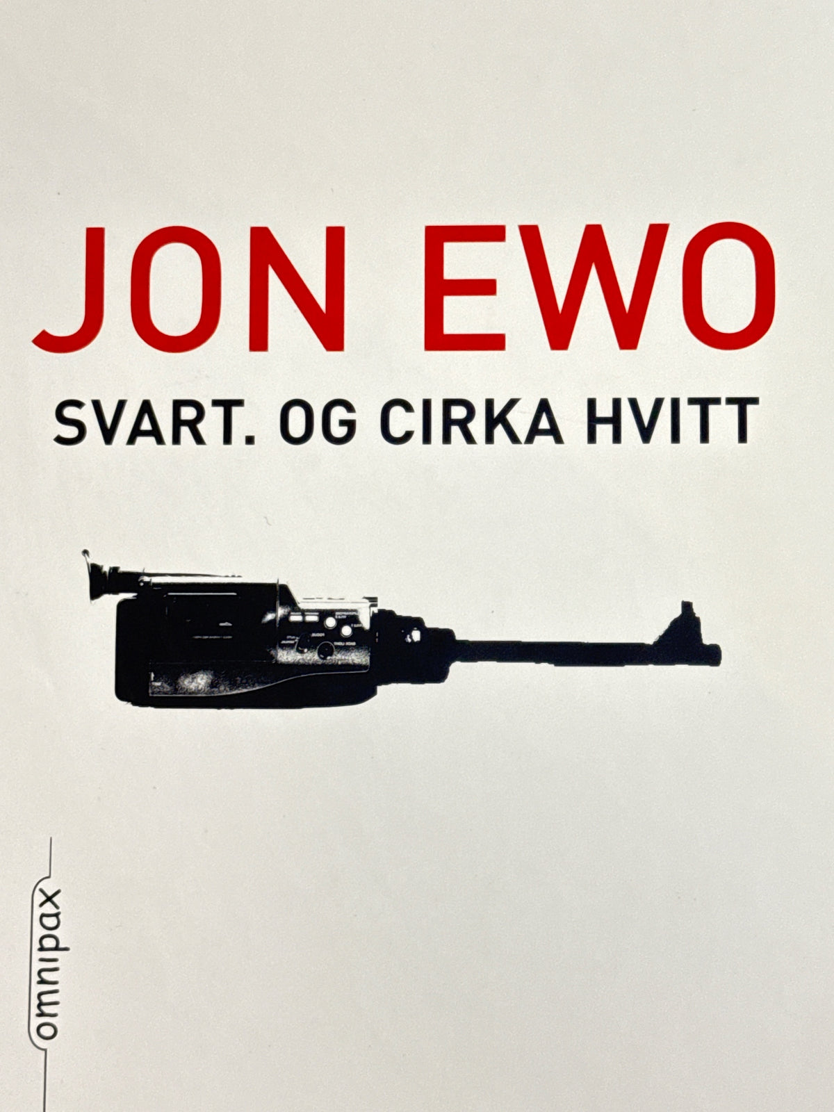 Forside av Svart. Og cirka hvitt av Jon Ewo 