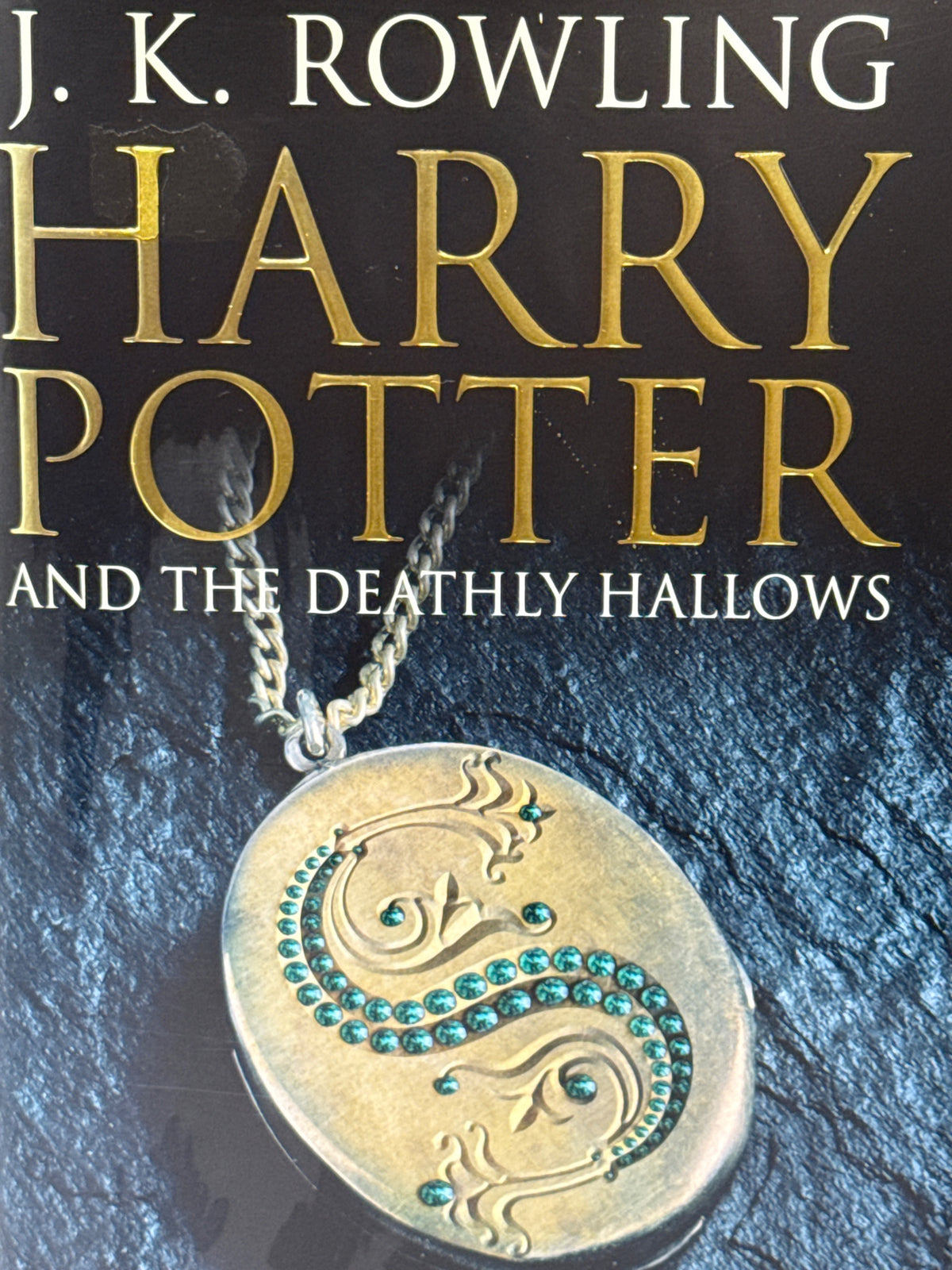 Forside av Harry Potter and the Deathly Hallows av J. K. Rowling 