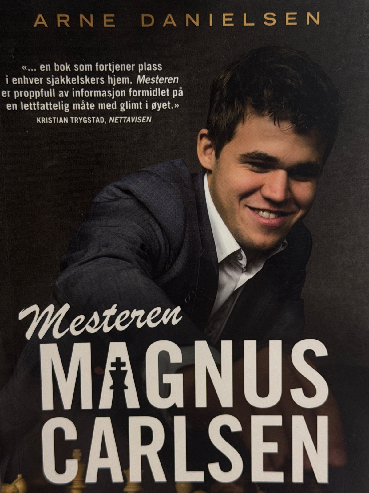 Forside av Magnus Carlsen og sjakkspillet av Arne Danielsen 