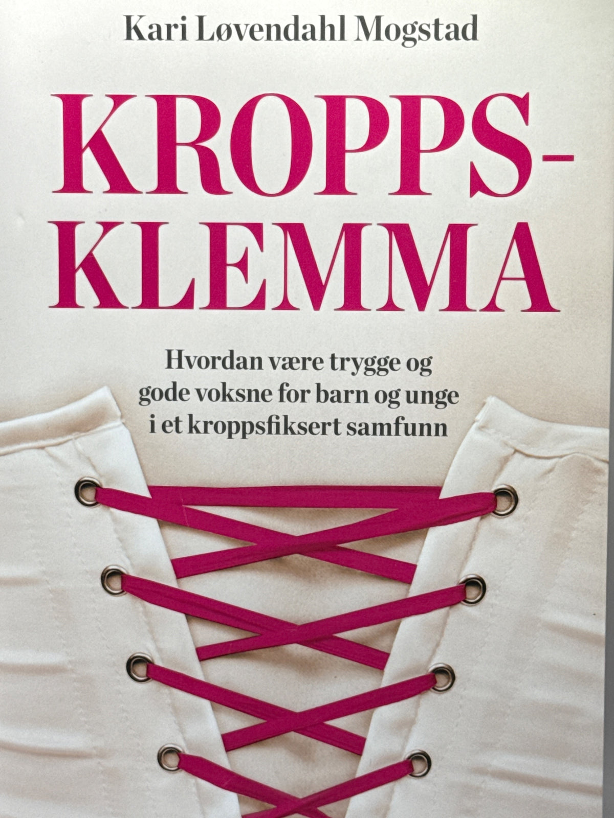 Forside av Kroppsklemma av Kari Løvendahl Mogstad 