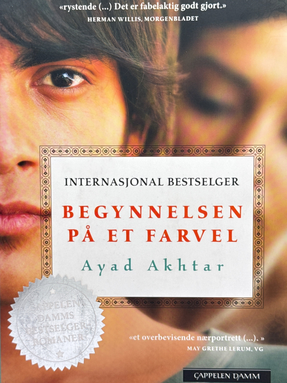 Forside av Begynnelsen på et farvel av Ayad Akhtar 