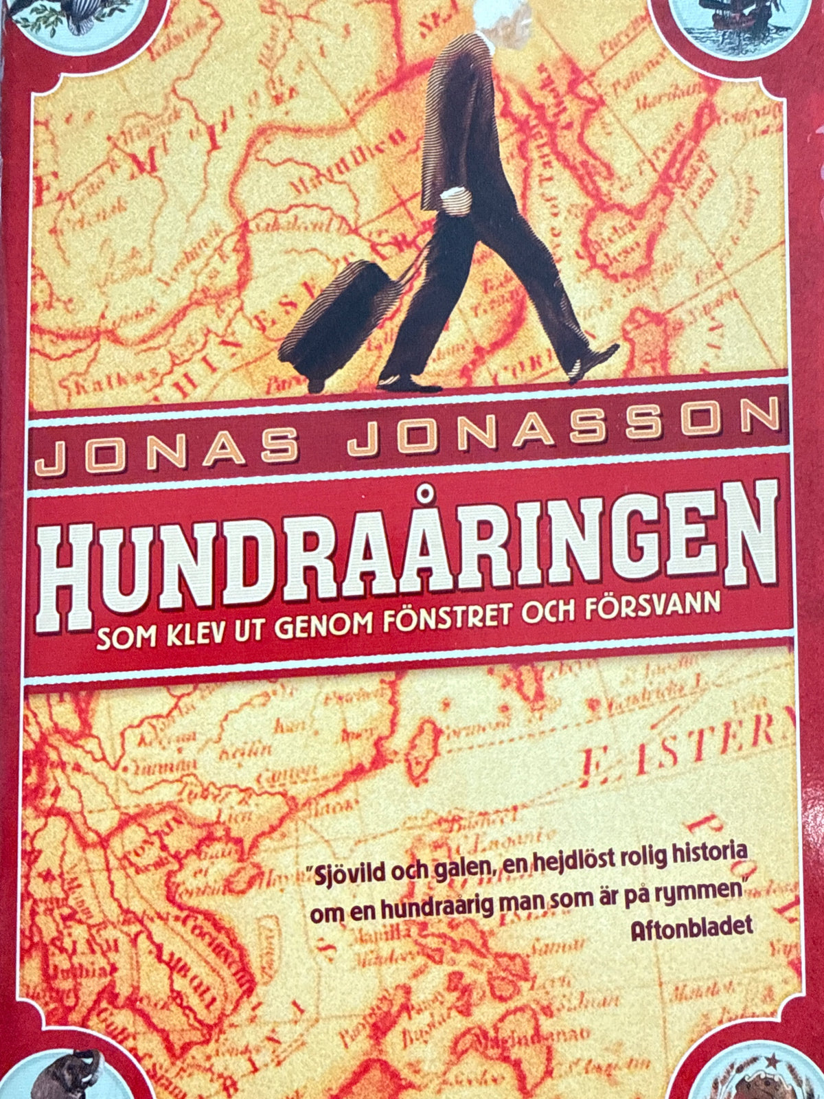 Forside av Hundraåringen som klev ut genom fönstret och försvann av Jonas Jonasson 